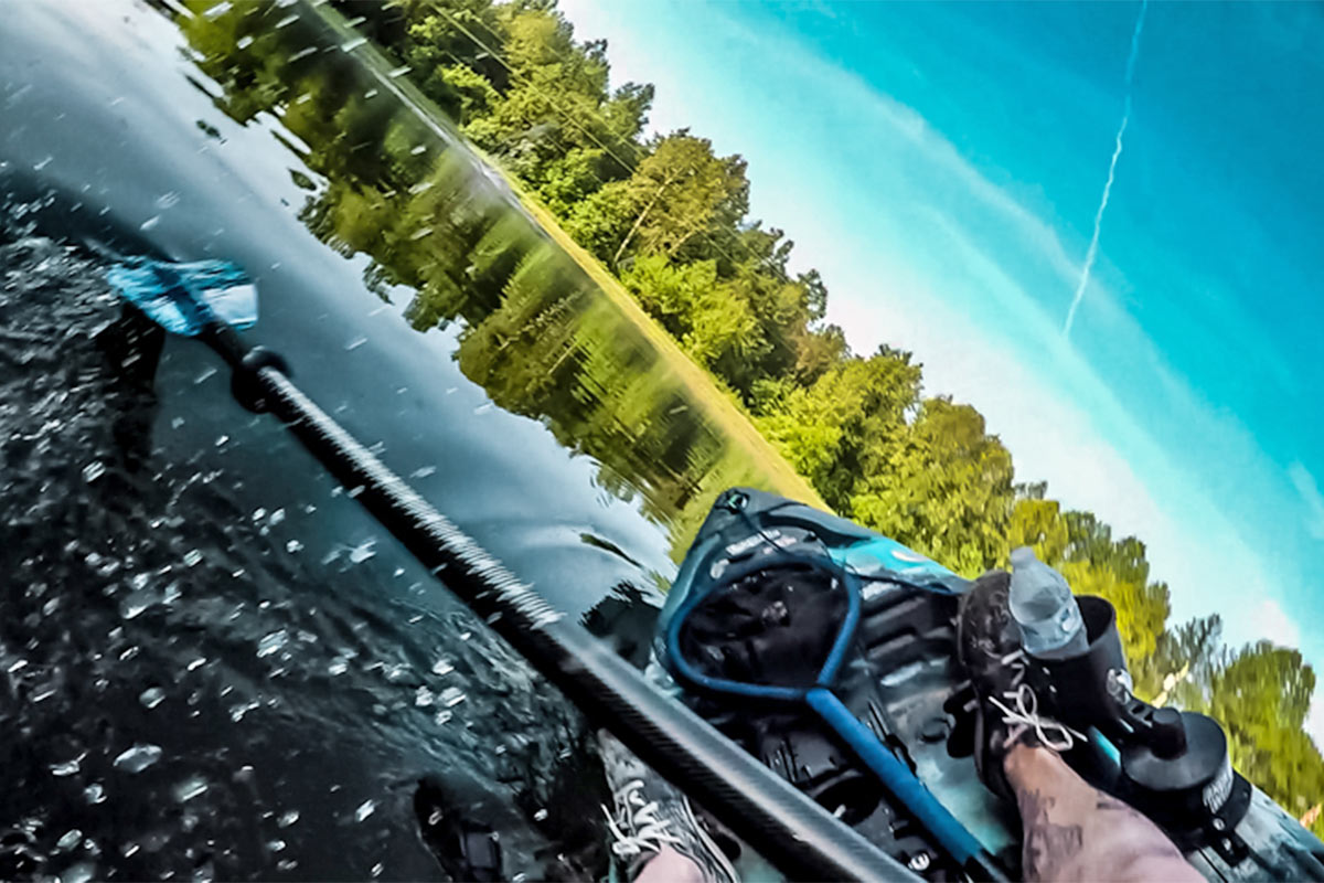 Comment retourner un kayak sur l'eau ?